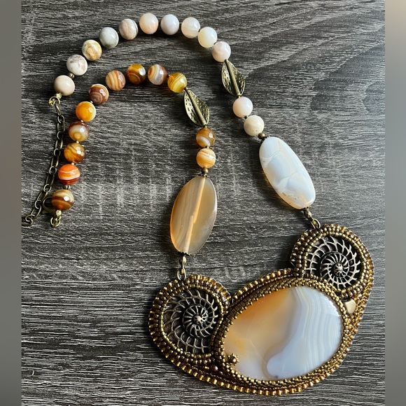 Embroidered agate necklace - Picture 2 of 4